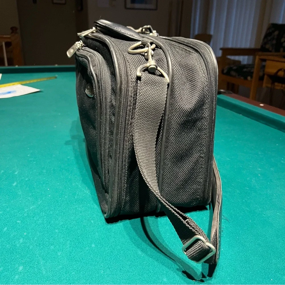 Samsonite Briefcase laptop/computer messenger-style bag with shoulder strap